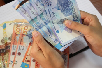 Увеличить зарплату на 20 % переехавшим в Туркестан педагогам пообещал Туймебаев