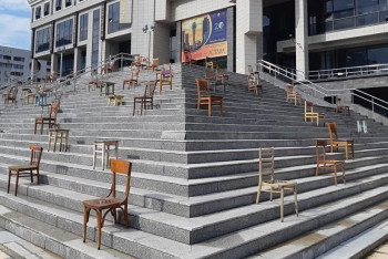 Фотография к новости: Старые стулья и табуреты выставили перед библиотекой в Астане 