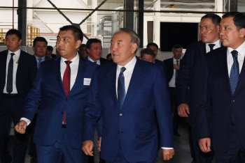 Фотография к новости: Назарбаев ознакомился с процессом производства металлоконструкций