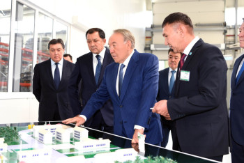 Фотография к новости: Назарбаев призвал обучать нефтяников работе с передовыми технологиями