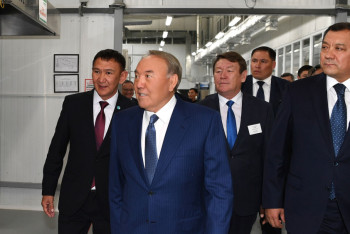 Фотография к новости: Назарбаев посетил хлебобулочный завод в Атырау