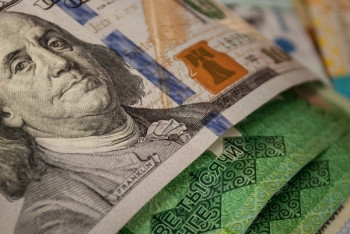 Фотография к новости: Тенге продолжает терять позиции