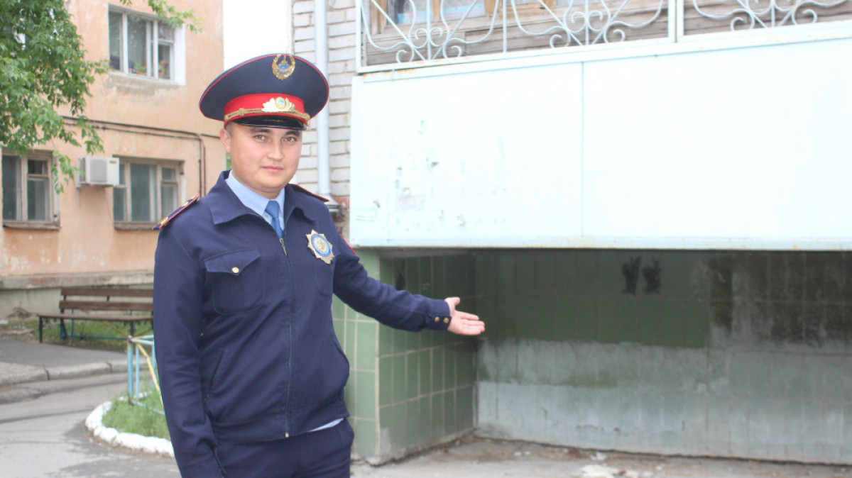 Под балконом пытались спрятаться от полицейских двое грабителей в Костанае 