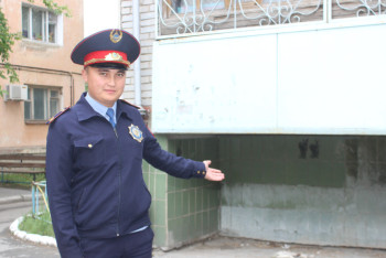 Фотография к новости: Под балконом пытались спрятаться от полицейских двое грабителей в Костанае 