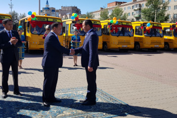 Фотография к новости: Ключи от автобусов вручил Малик Мурзалин районным школам