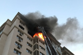 Фотография к новости: Квартира горит в тринадцатиэтажном доме в Алматы 