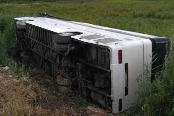 Две женщины и ребёнок пострадали в перевернувшемся автобусе в Алматинской области