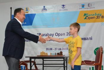 Шахматной партией с юным чемпионом открыл Малик Мурзалин фестиваль Burabay Open-2018