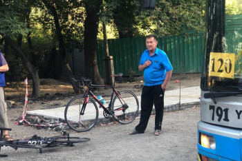 Фотография к новости: Не поделили дорогу: водитель автобуса наехал на велосипедистов в Алматы