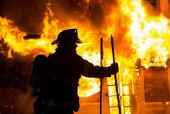 Трое человек погибли при пожаре в заброшенном общежитии Тенгиза