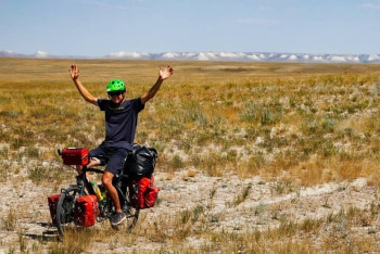 Фотография к новости: Немецкий велопутешественник прибыл в Казахстан
