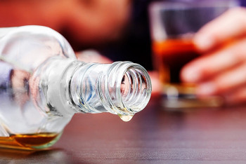 Фотография к новости: Ежедневно около 12 алматинцев просят спасти их родных от алкоголизма и наркомании – врач