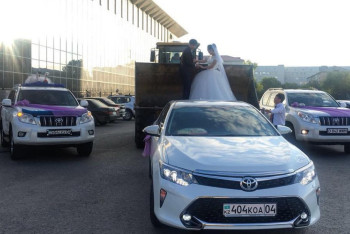 Свадебный кортеж из джипов и трактора удивил актюбинцев