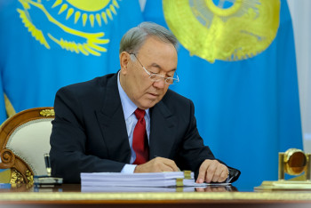 Фотография к новости: За тысячу долларов продают "автограф Назарбаева" в Интернете