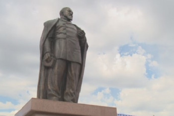 Фотография к новости: Восьмиметровый памятник Абаю Кунанбаеву установили в ВКО