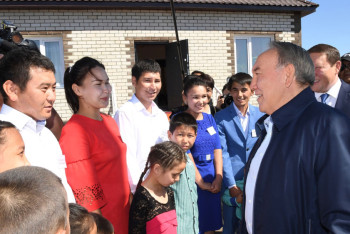 Фотография к новости: Назарбаев в СКО пообщался с семьями переселенцев