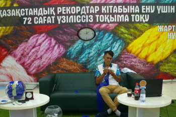 Фотография к новости: Казахстанец три дня вязал шарф и вошёл в книгу рекордов 