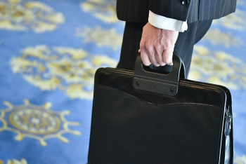 Фотография к новости: Уволенный экс-аким Усть-Каменогорска покинул город  