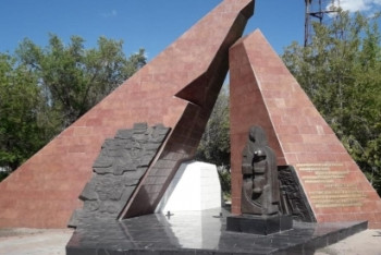 Фотография к новости: Пострадавший от вандалов памятник шахтёрам восстановили в Караганде