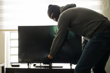 Фотография к новости: Вычислившая домушника бабушка из Шымкента заставила перекупщика возместить ей ущерб 