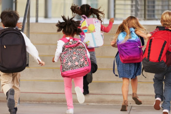 Как правильно подобрать рюкзак школьнику, чтобы избежать сколиоза