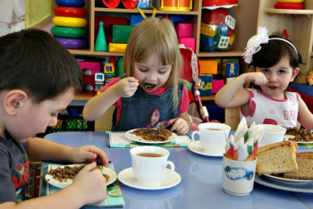 Нарушения по продуктам питания выявлены в ряде школ и детсадов в Алматы