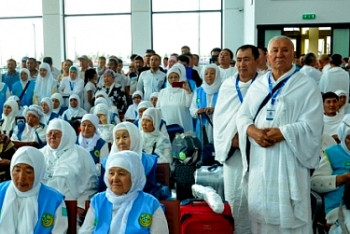 Фотография к новости: В единой форме одежды отправились казахстанские паломники на хадж 