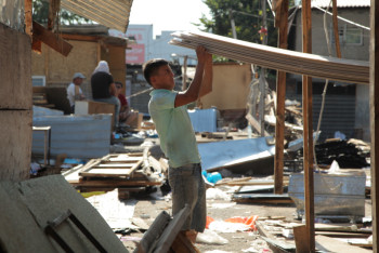 Рынок под снос: как избавляются от стихийных бутиков на вокзале "Саяхат" в Алматы