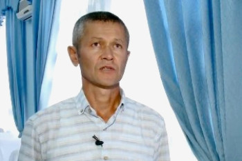 Фотография к новости: Пнувший коврик для намаза тренер просит прощения у мусульман Казахстана