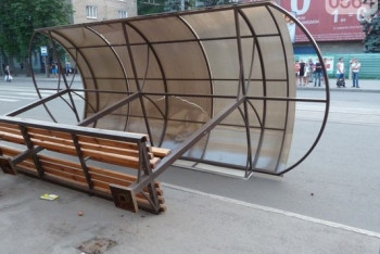 Фотография к новости: Автобусная остановка рухнула на женщину с детьми в Актобе