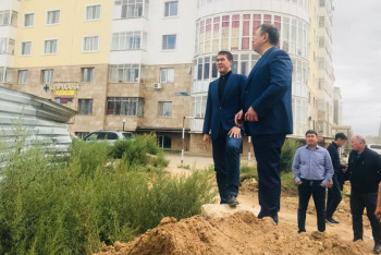 Исекешев дал ряд поручений по обустройству подъездных путей к школам и жилым домам