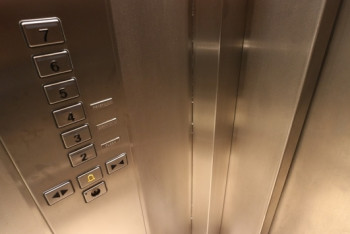 Мужчина упал в шахту лифта в Алматы: дело закрыли