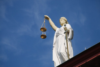 Фотография к новости: За кражу семи млн тенге из локомотивного депо осудили карагандинца 