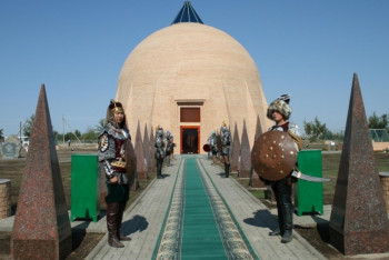 Фотография к новости: Карагандинские школьники отправились на экскурсию по сакральным местам Актюбинской области