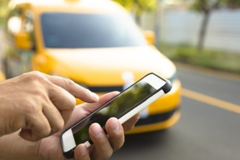 Через "inDriver" мошенники выманивали деньги у столичных таксистов