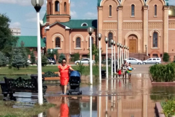 Парк затопило из-за прорыва водовода в Актобе 