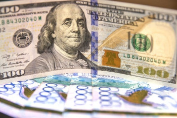 До 364 тенге поднялся доллар в обменниках