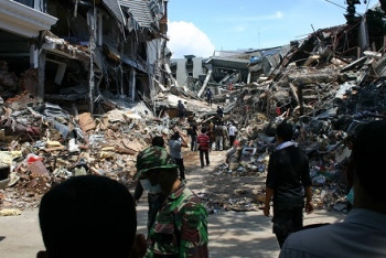 Фотография к новости: Число жертв землетрясения в Индонезии достигло около 400