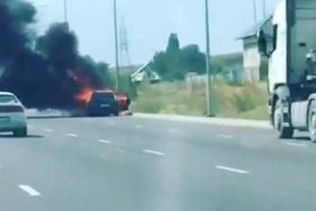 Автомобиль сгорел в Алматы, пламя перекинулось на сухостой