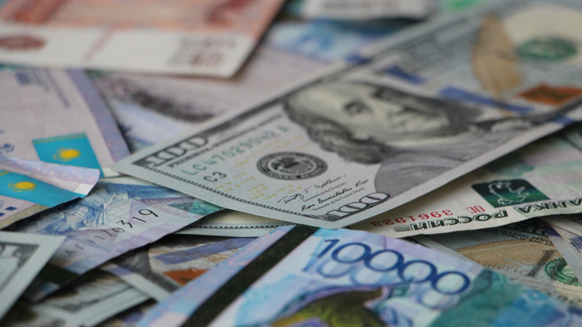 Торговая неделя закончилась ослаблением нацвалюты до 356,8 тенге за доллар