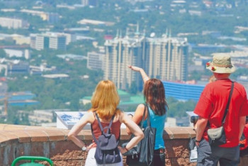 Казахстанский турист в четыре раза меньше тратит за день в Алматы, чем иностранец 