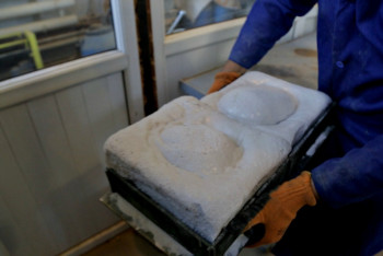 Стеклянные кирпичи по уникальной технологии изготавливает ученый из Уральска