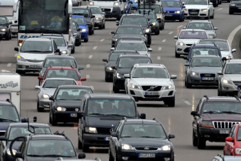 Четыре автомобиля "Mercedes" создали затор в центре Алматы