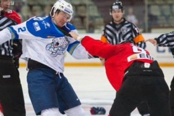 Хоккеист устроил драку в матче открытия Кубка Президента РК