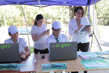 Фотография к новости: Собрать необходимые справки родителям помогают на школьных ярмарках в Алматы 