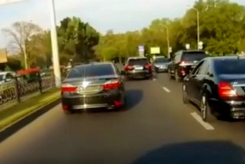 Кортеж из тонированных машин без номеров в Алматы возмутил казахстанцев