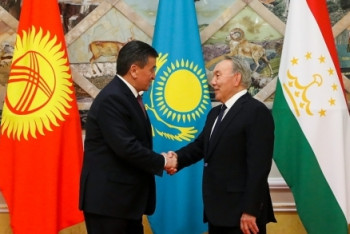 Фотография к новости: Назарбаев переговорил с президентом Кыргызстана     