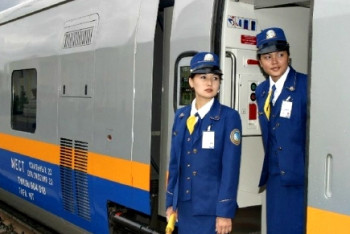 Фотография к новости: Проводники вернули иностранке утерянный кошелёк с деньгами