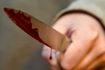 Зарезавшего женщину возле магазина мужчину задержали в Темиртау 