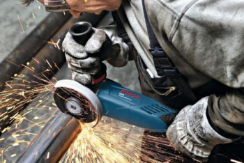 Заборы демонтируют перед РОВД в Алматы 